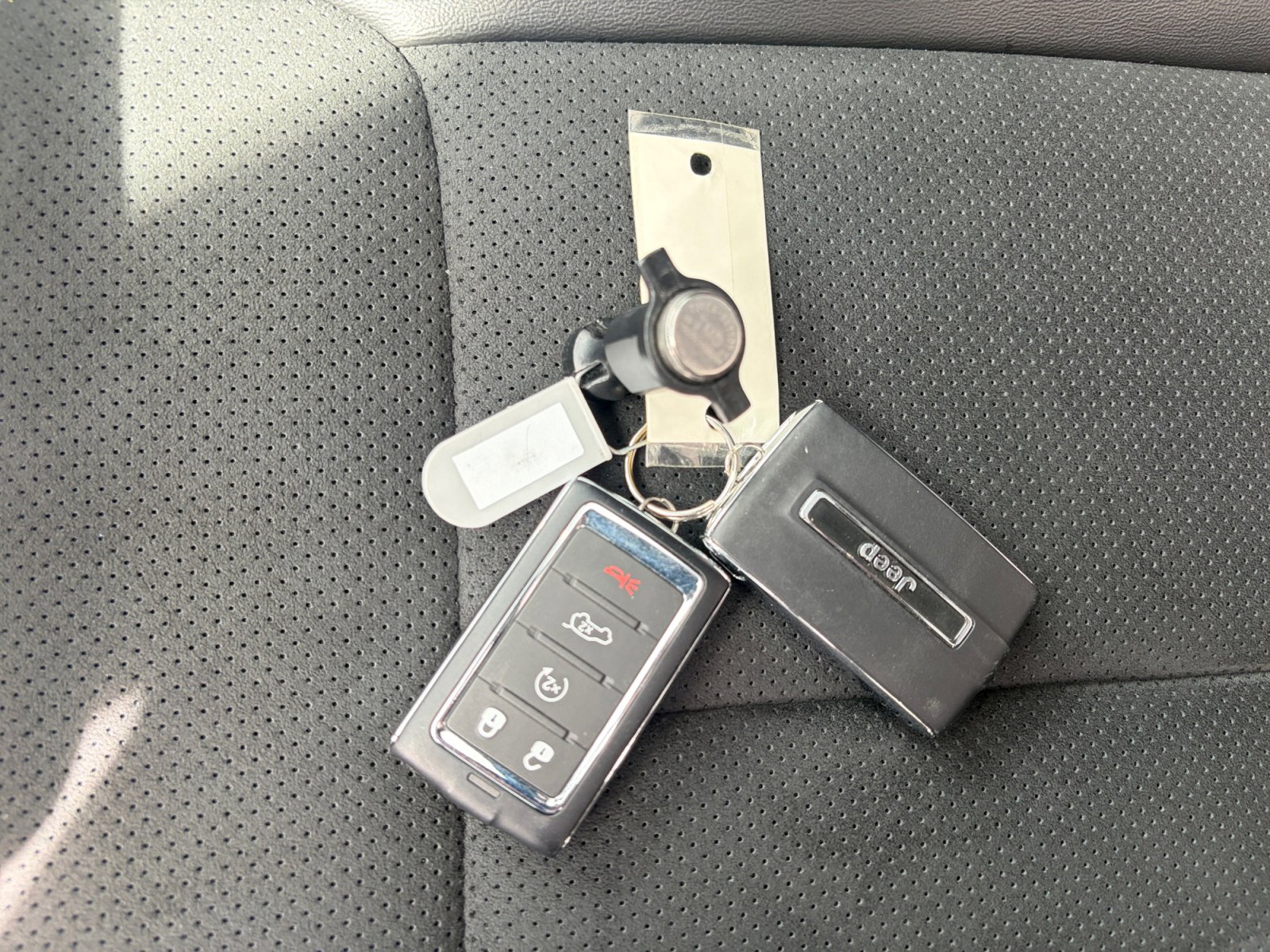 Used 2025 Jeep Grand Cherokee Altitude image 32