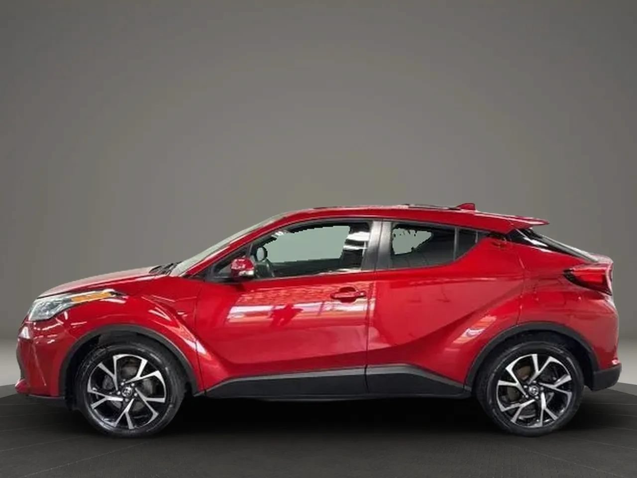 Used 2021 Toyota C-HR XLE FWD image 2