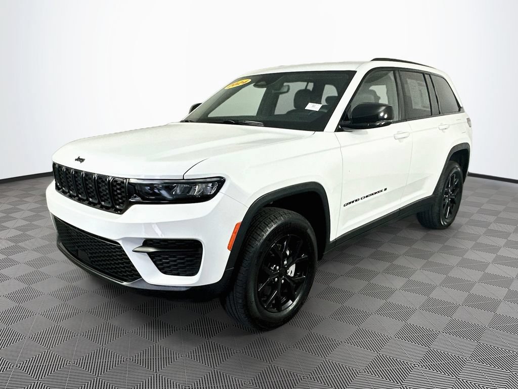 Used 2024 Jeep Grand Cherokee Altitude AWD/4WD image 5