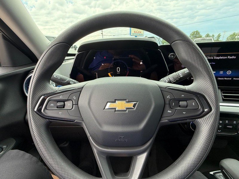 Used 2025 Chevrolet Trax LT FWD image 23