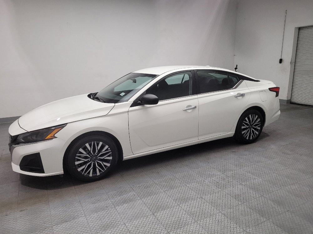 Used 2025 Nissan Altima 2.5 SV FWD image 2