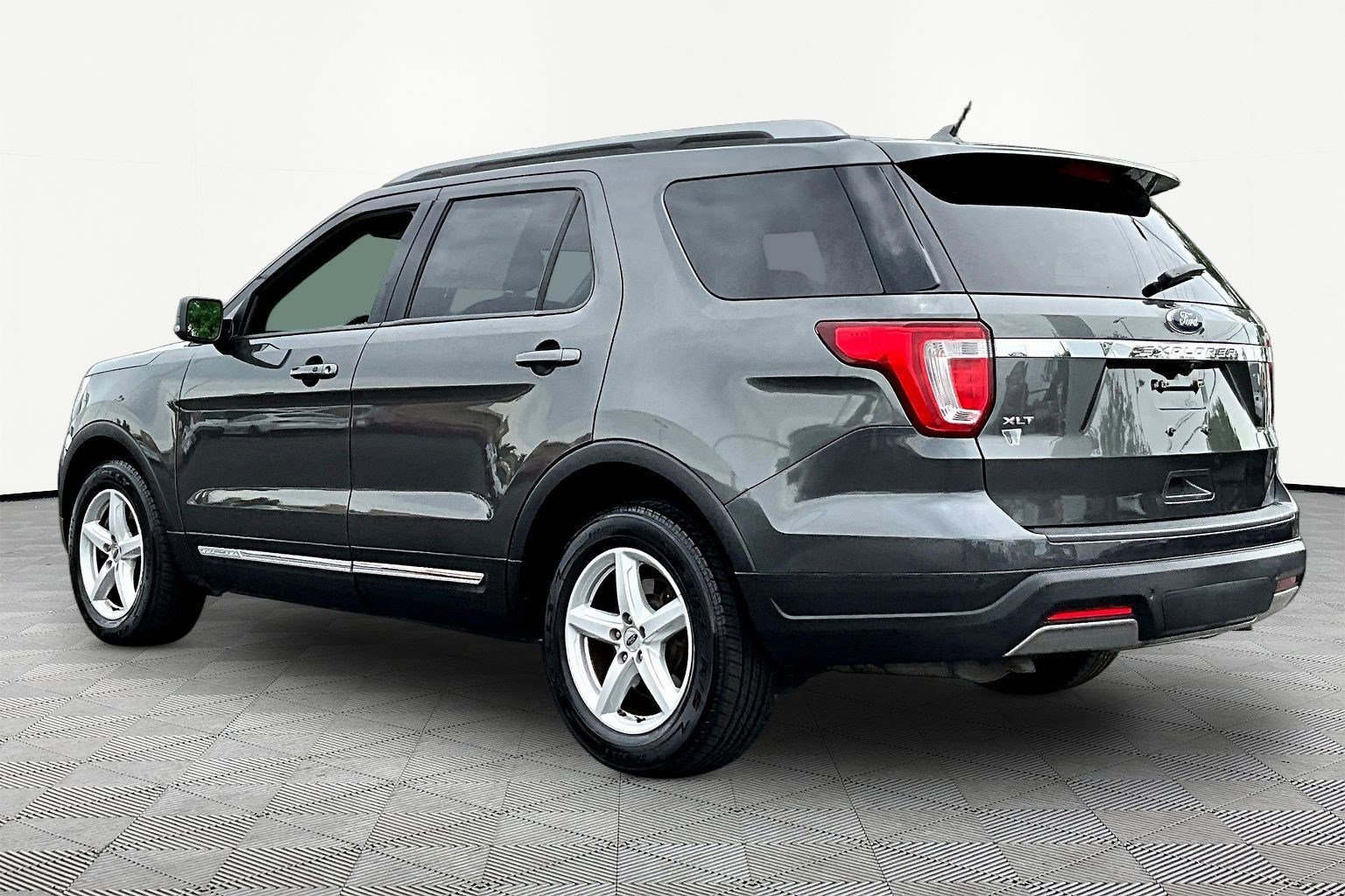 Used 2019 Ford Explorer XLT w/ Equipment Group 202A FWD image 4