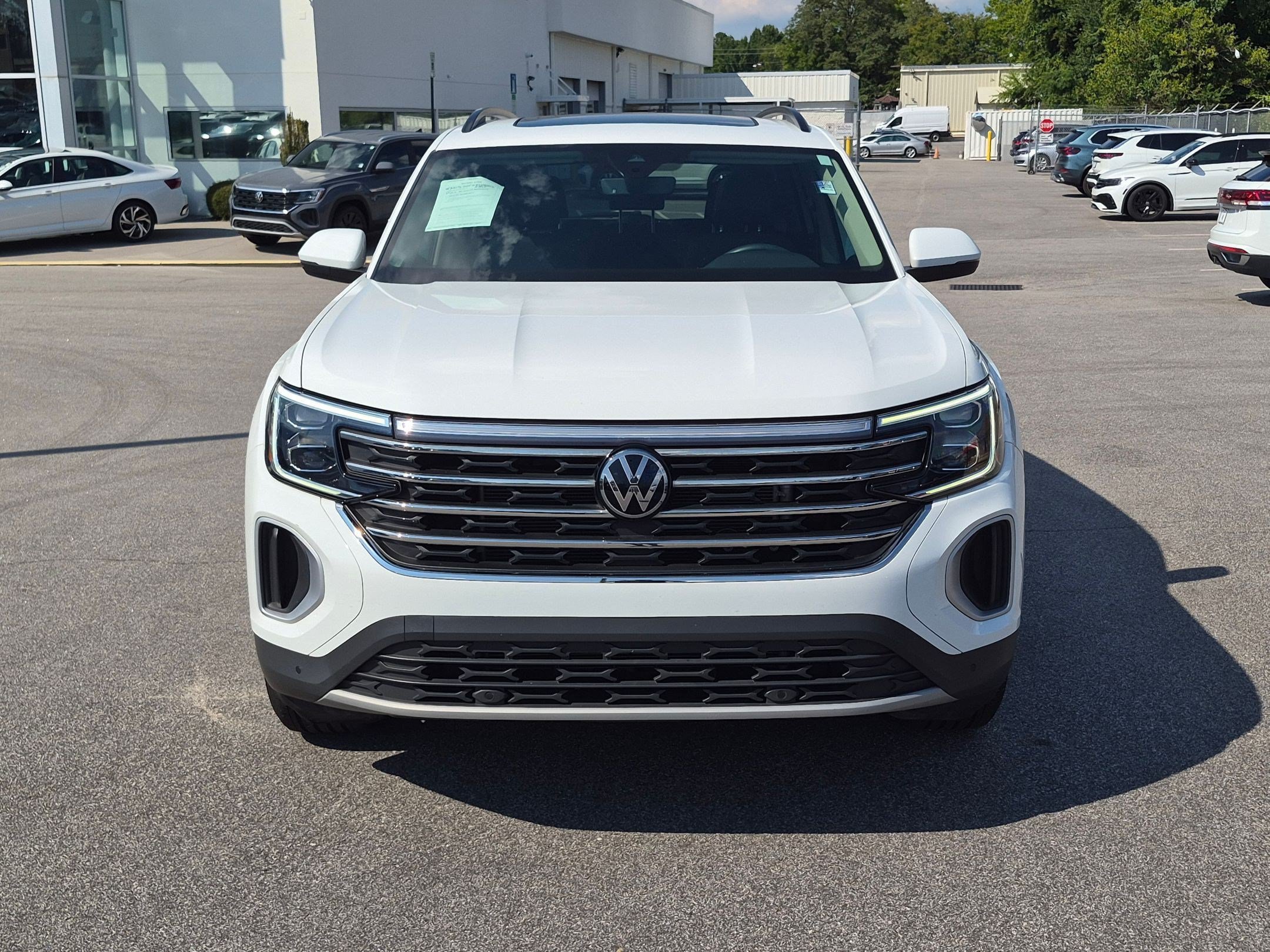 Used 2024 Volkswagen Atlas SE w/ Panoramic Sunroof Package FWD image 8