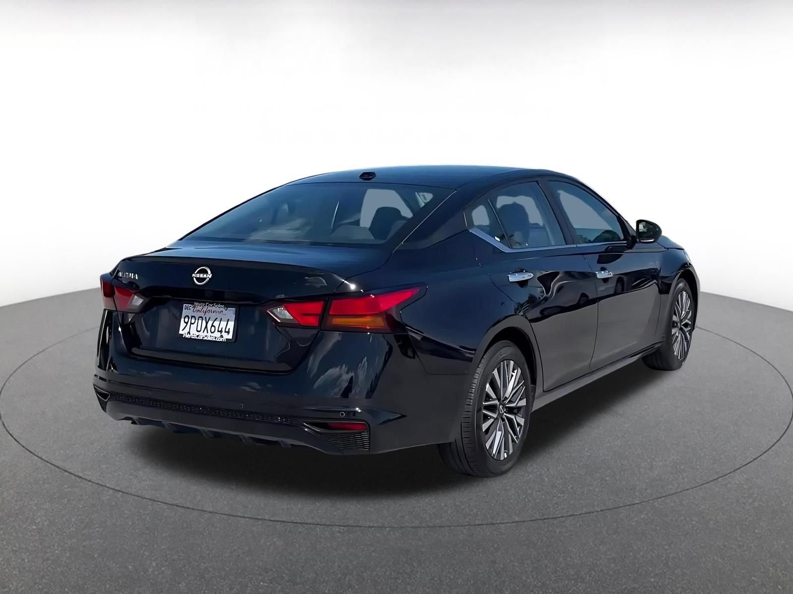 Used 2025 Nissan Altima 2.5 SV FWD image 13