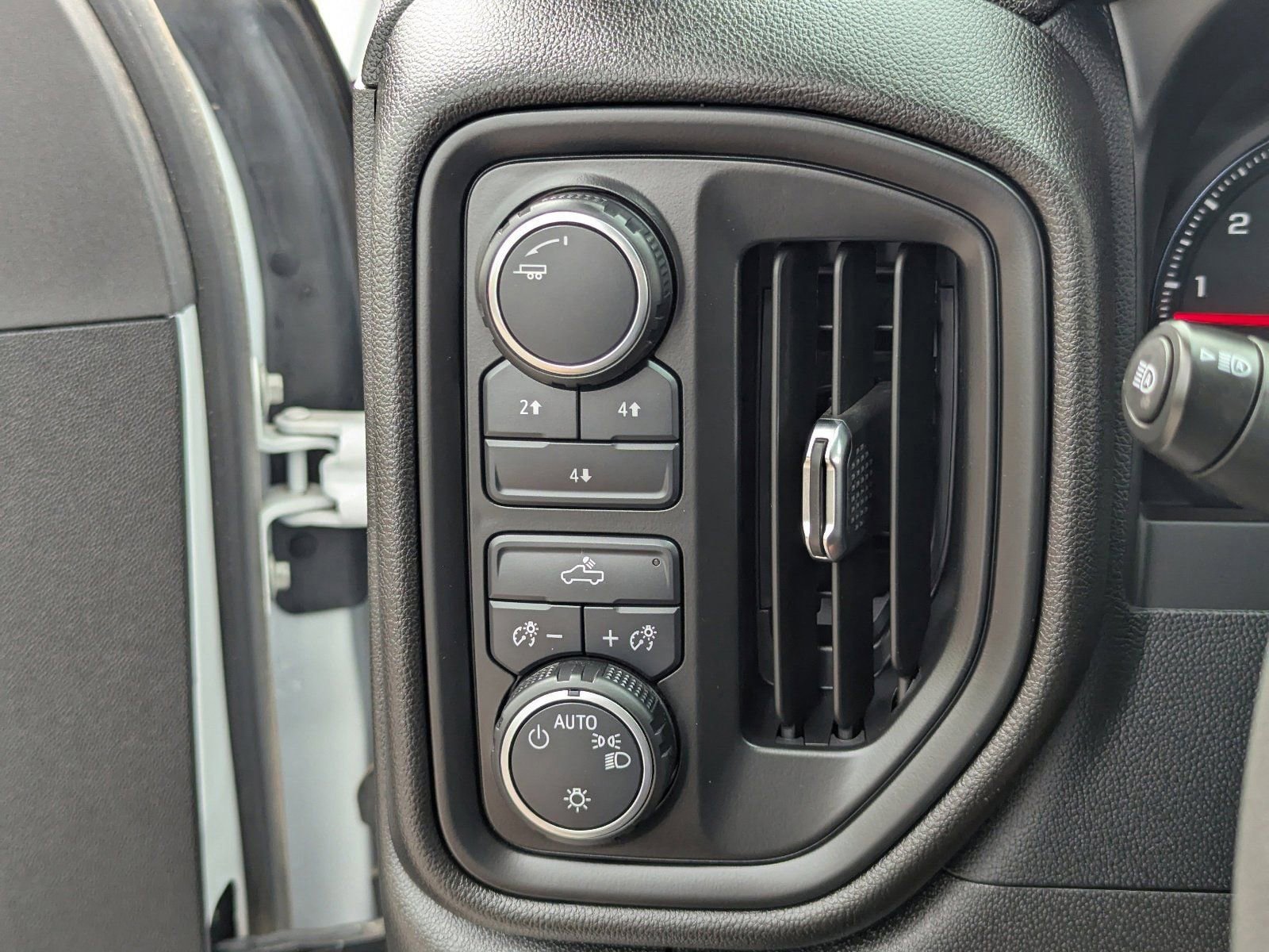 Used 2025 Chevrolet Silverado 2500 Custom w/ Custom Convenience Package image 32