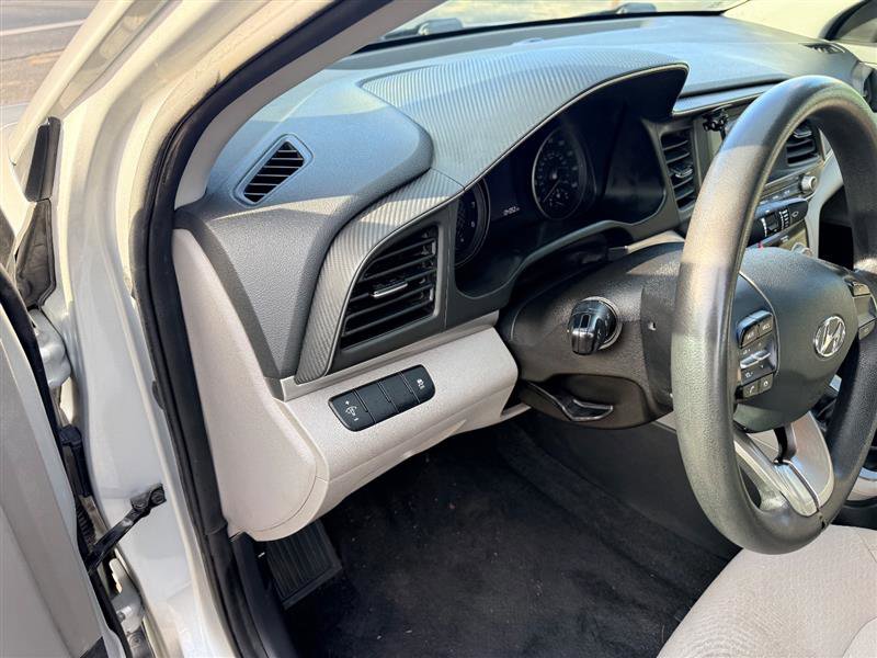 Used 2019 Hyundai Elantra SE image 17