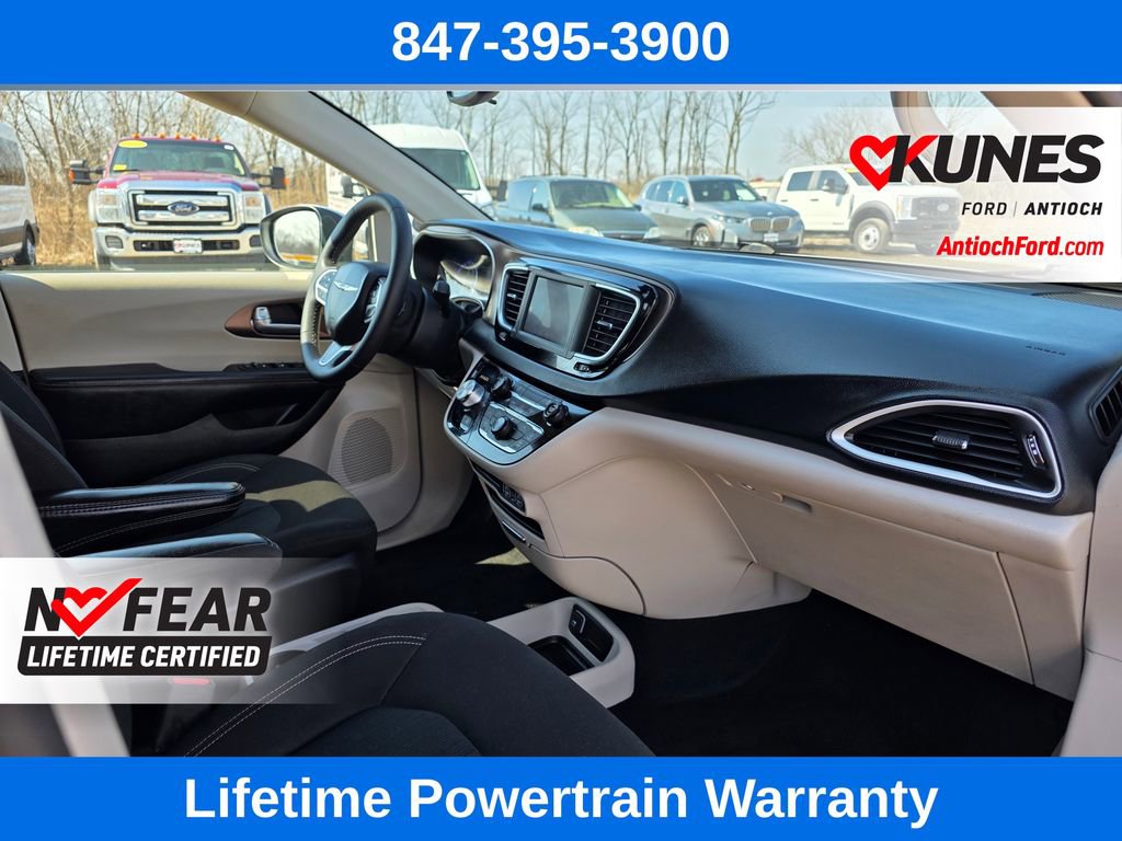 Used 2022 Chrysler Voyager LX image 28