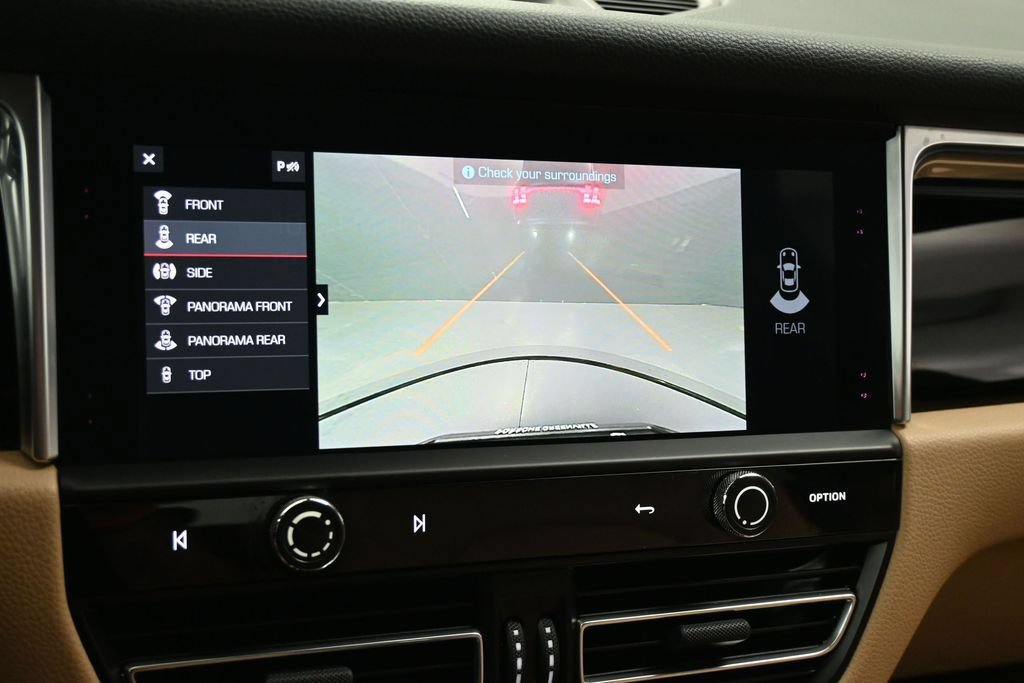 Certified 2023 Porsche Macan AWD/4WD image 18