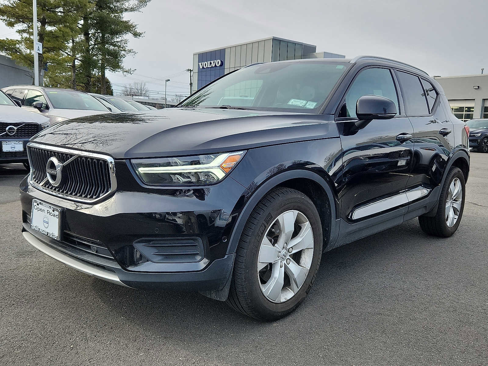 Used 2019 Volvo XC40 T5 Momentum image 3