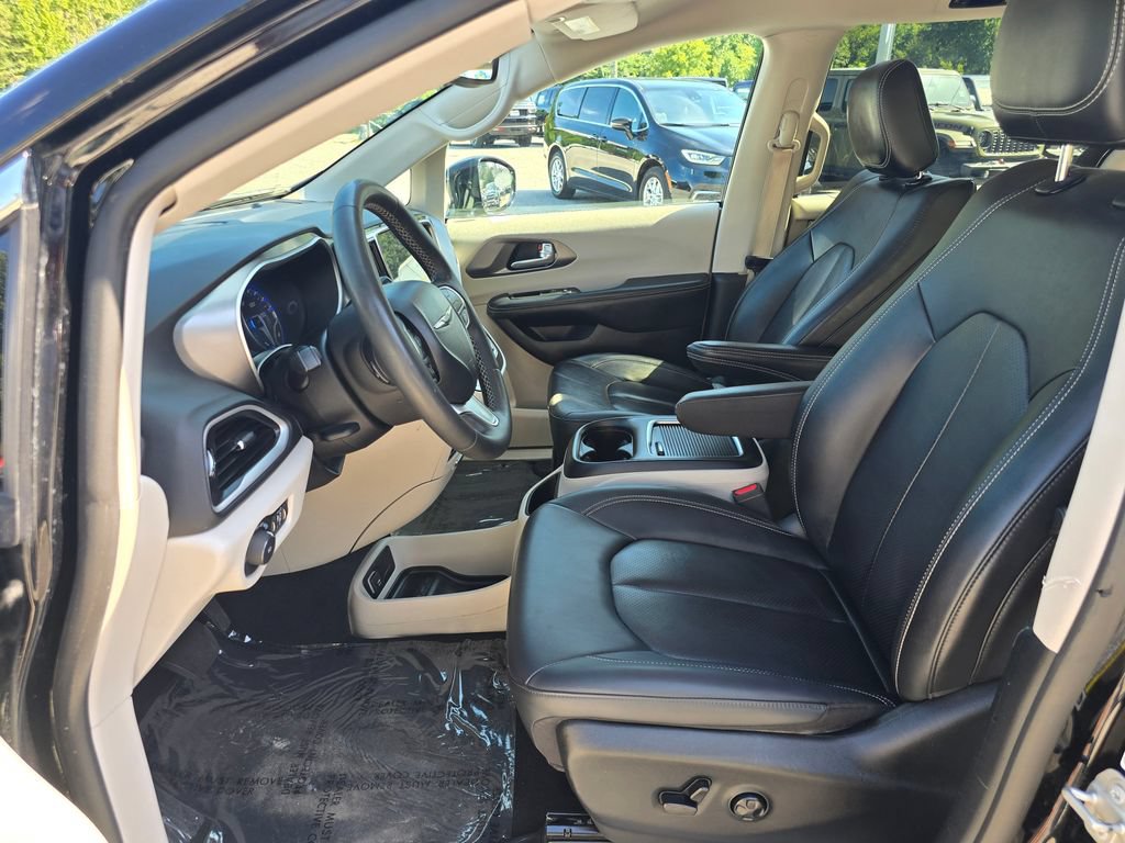 Used 2024 Chrysler Pacifica Touring-L FWD image 4