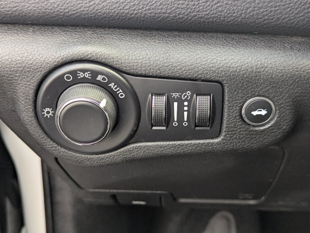 Used 2015 Chrysler 200 Limited w/ Convenience Group FWD image 31
