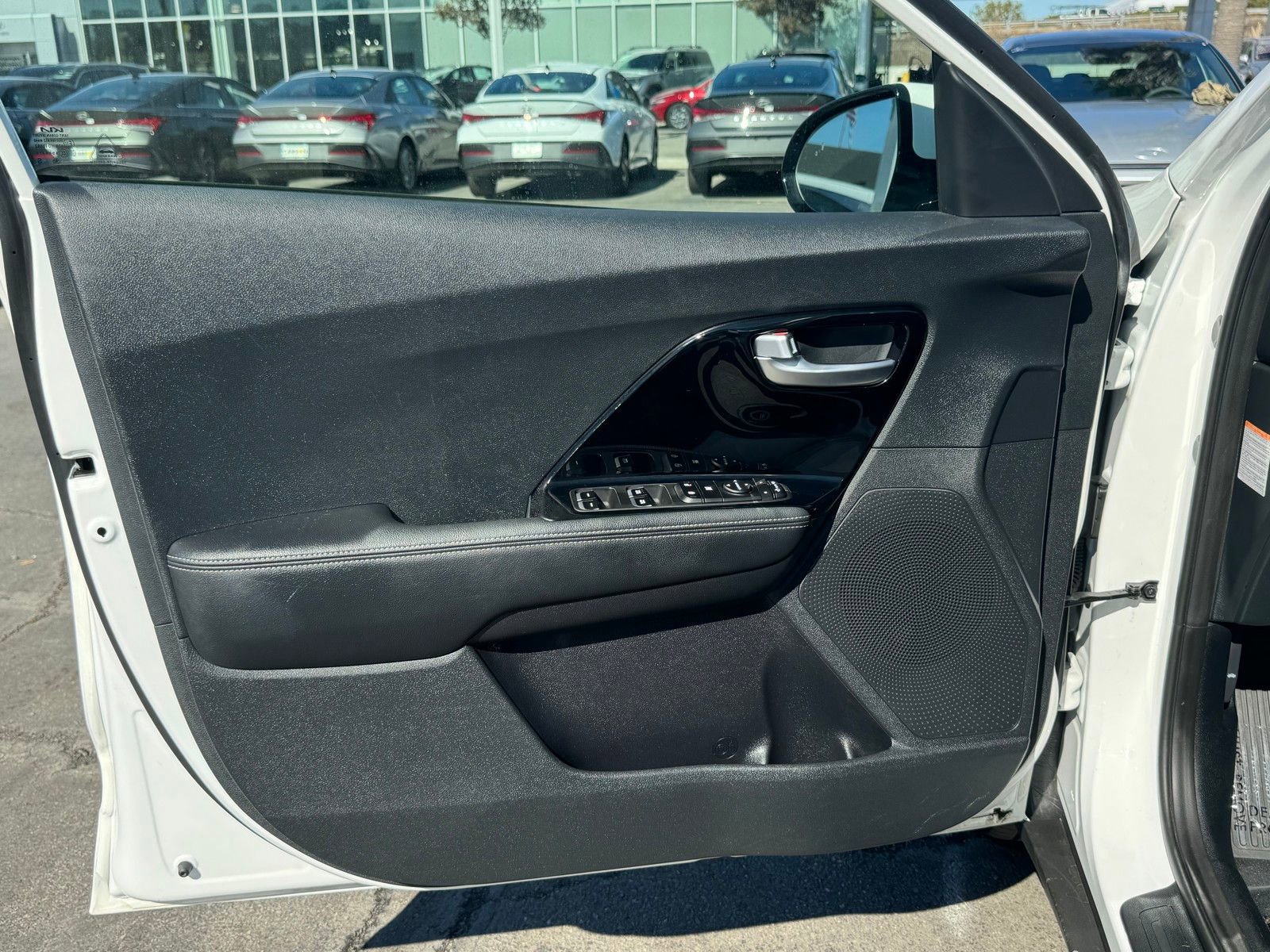 Used 2022 Kia Niro EX image 2