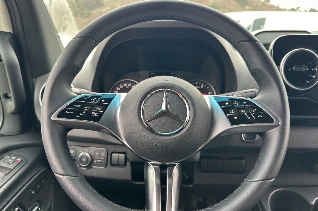 Used 2025 Mercedes-Benz Sprinter 2500 image 25