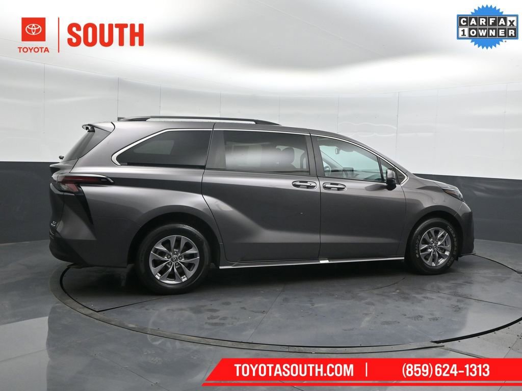 Used 2023 Toyota Sienna XLE image 3