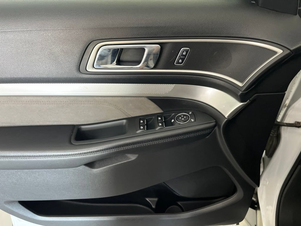 Used 2017 Ford Explorer XLT w/ Equipment Group 202A AWD/4WD image 50