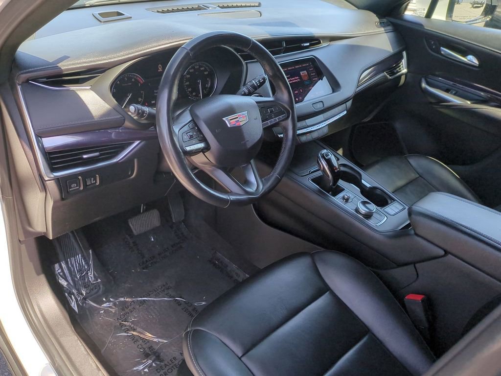 Certified 2022 Cadillac XT4 Luxury w/ Cold Weather Package FWD image 11