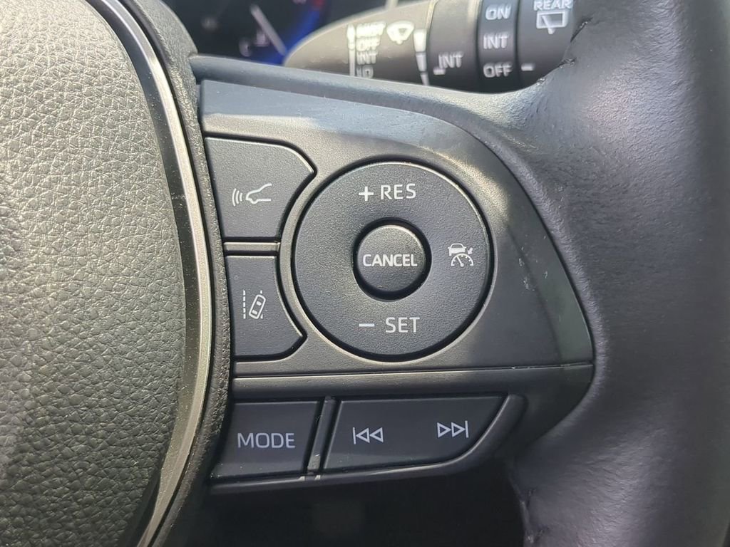 Used 2022 Toyota Corolla Cross XLE image 24