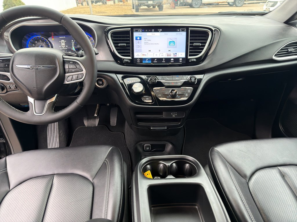 Used 2026 Chrysler Pacifica Select image 12