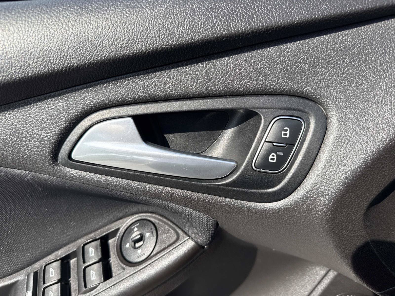 Used 2018 Ford Focus SE FWD image 18