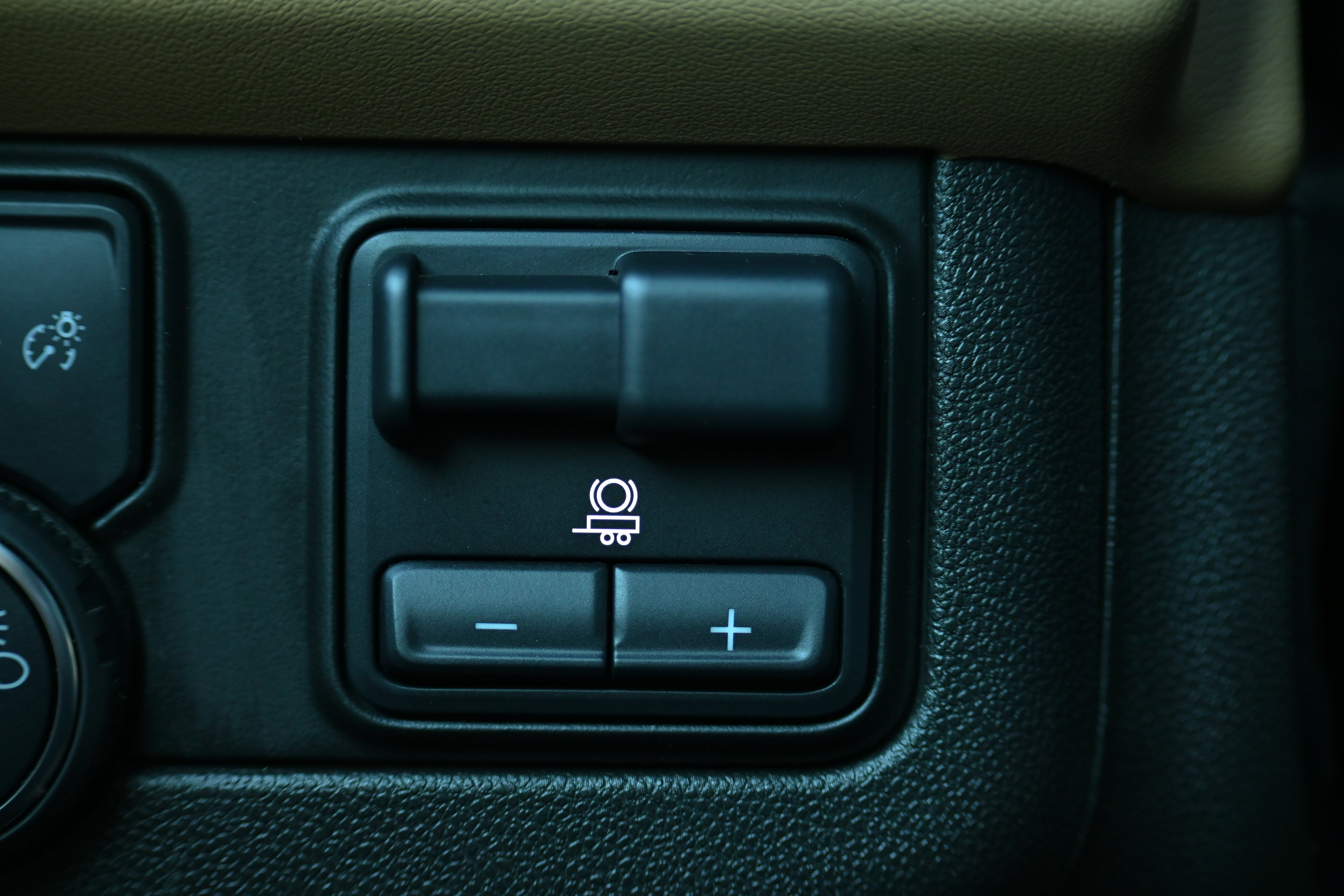 Used 2021 Chevrolet Suburban Premier w/ Premium Package image 27