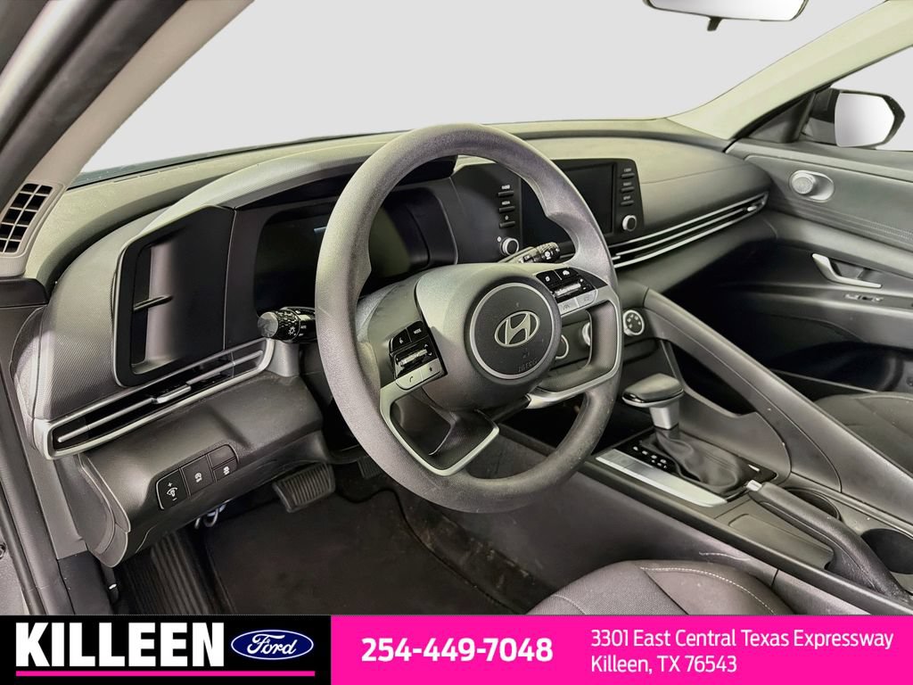 Used 2025 Hyundai Elantra SE FWD image 11