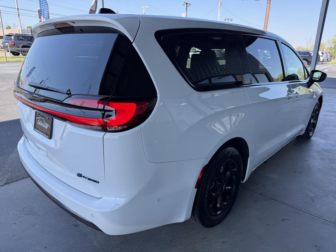 Used 2023 Chrysler Pacifica Limited w/ S Appearance Package FWD image 4