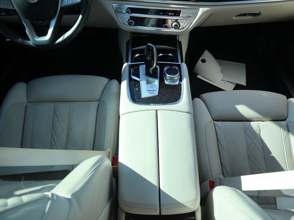 Used 2022 BMW 740i w/ Premium Package RWD image 9