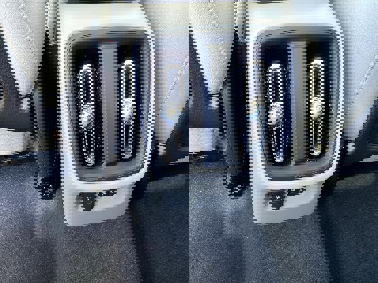 New 2026 Volvo XC40 B5 Ultra w/ Climate Package image 16