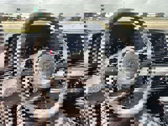 Used 2025 Hyundai Elantra Sport image 17