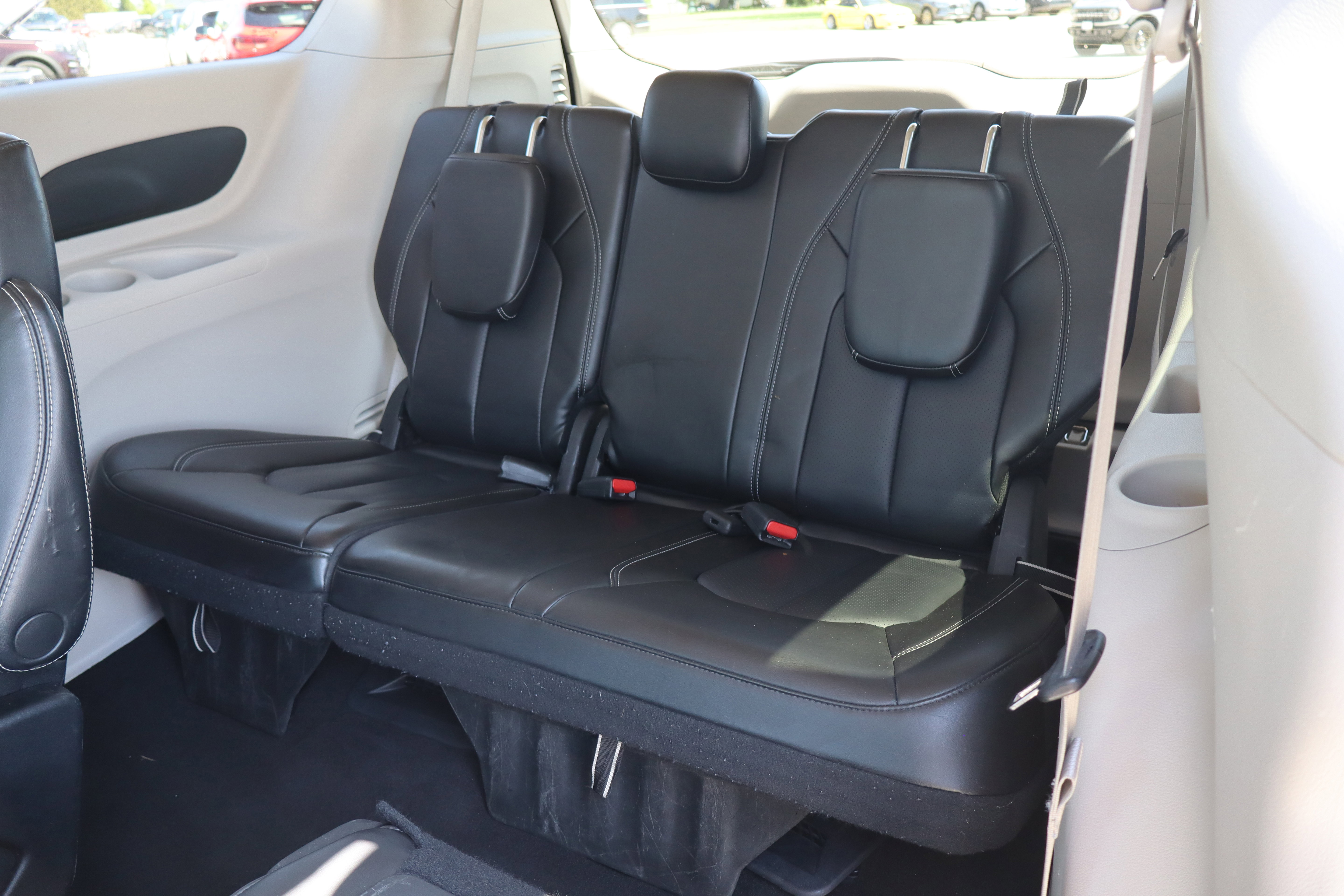 Used 2023 Chrysler Pacifica Touring-L FWD image 12