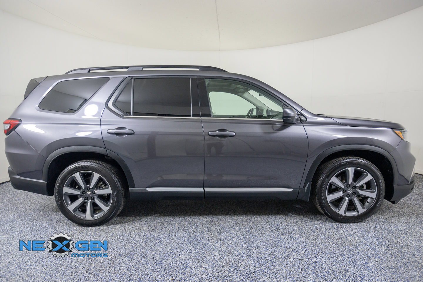 Used 2025 Honda Pilot Touring image 9