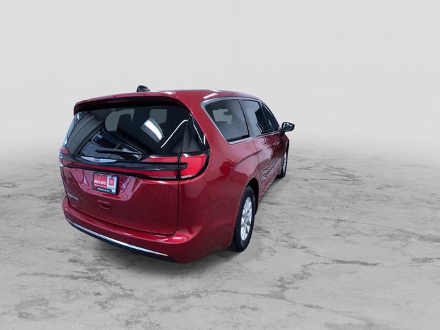 Used 2025 Chrysler Pacifica Select image 10