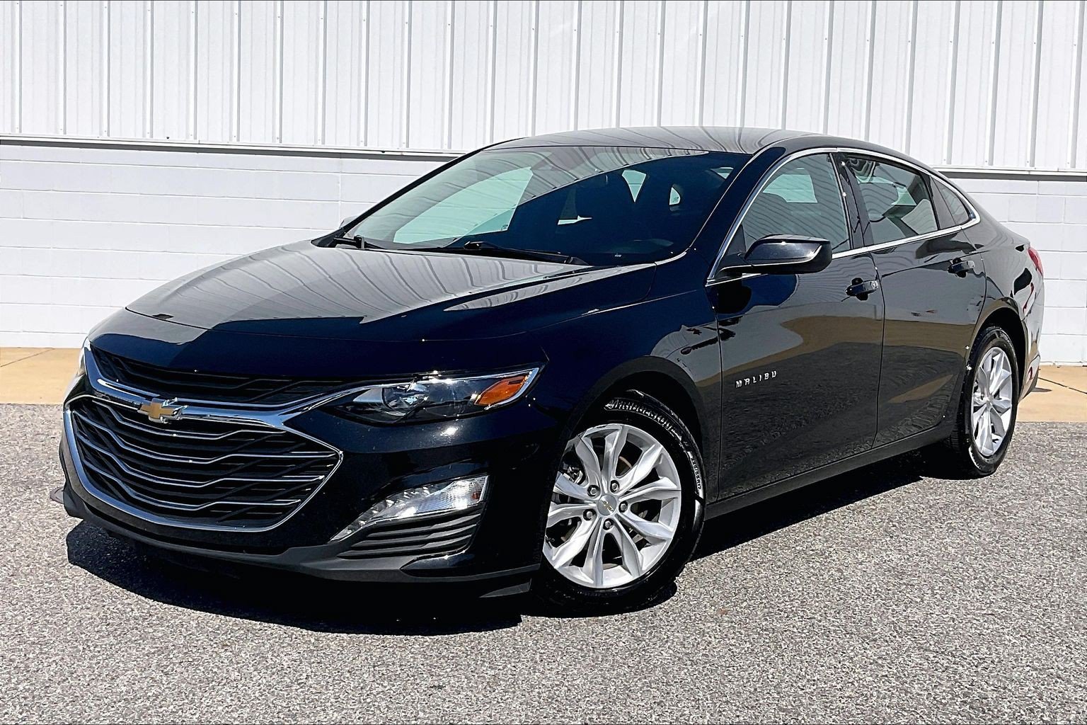 Used 2025 Chevrolet Malibu LT FWD image 2