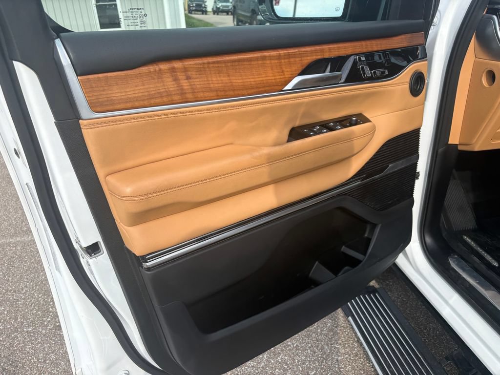 Used 2025 Jeep Grand Wagoneer L Series III w/ Rear Seat Video Group 1 AWD/4WD image 10