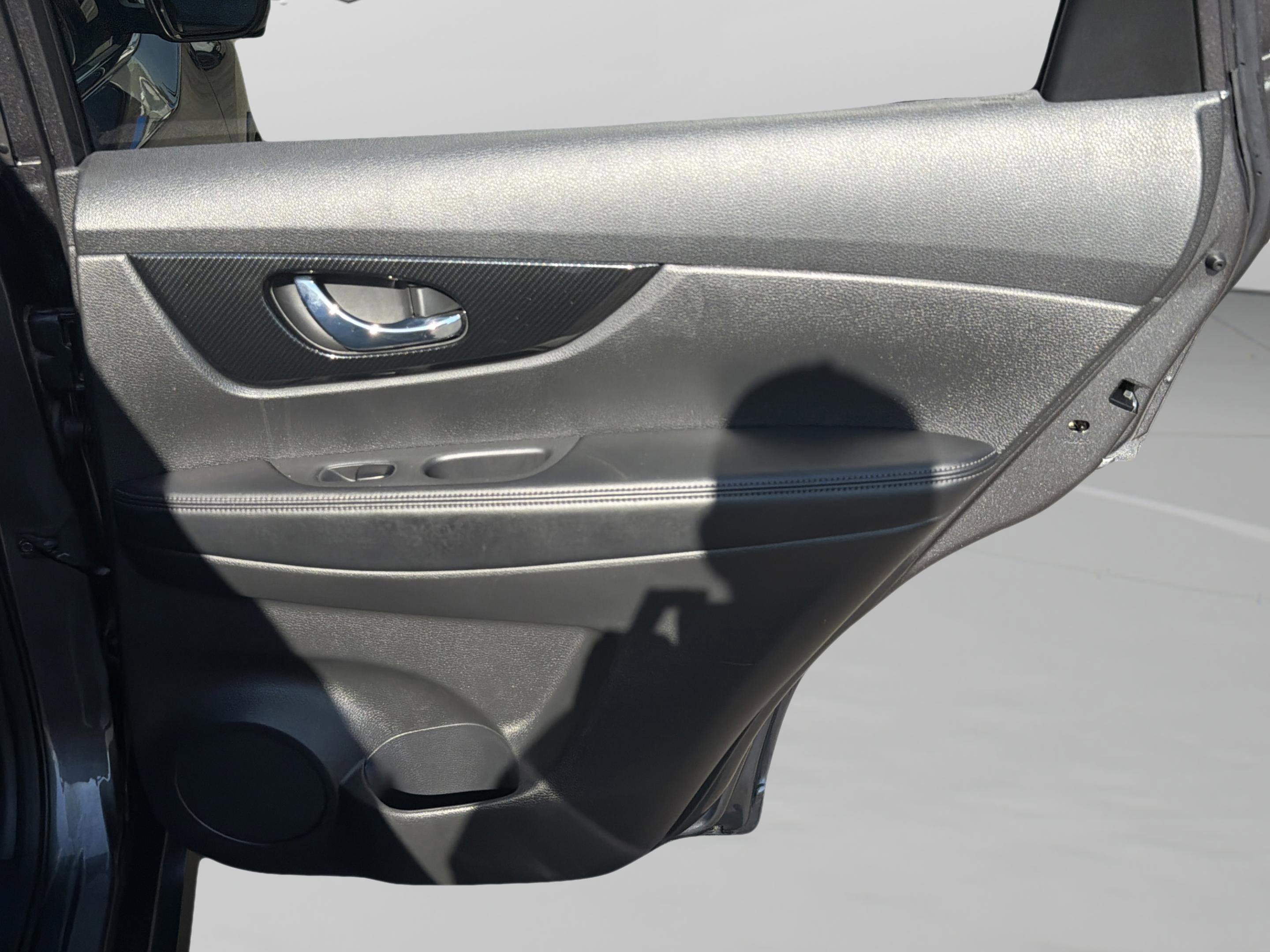 Used 2018 Nissan Rogue SL w/ Premium Package image 25