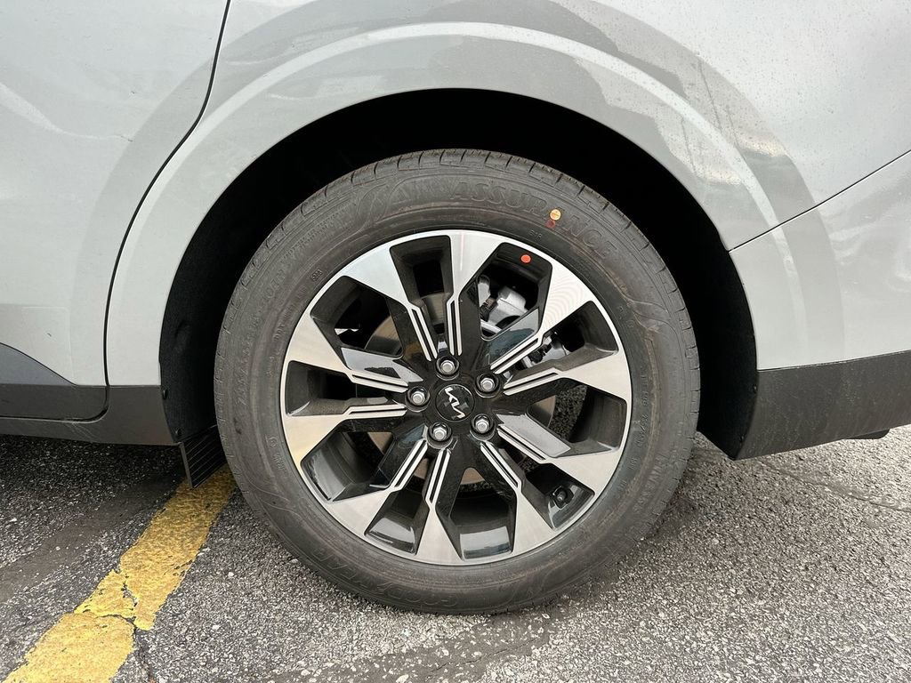 Used 2024 Kia Carnival EX FWD image 28