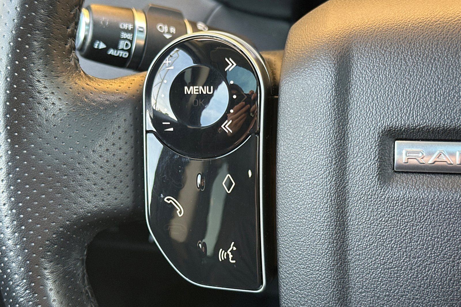 Used 2018 Land Rover Range Rover Sport SE image 30