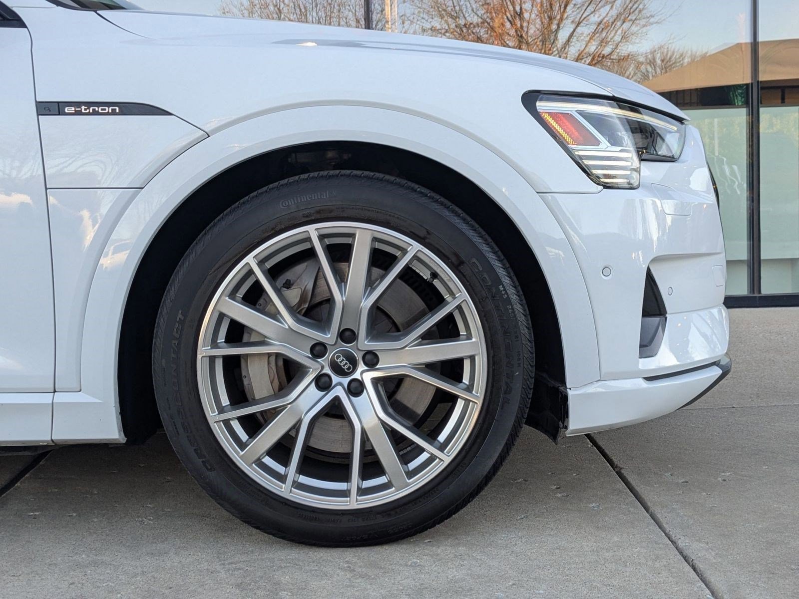 Used 2021 Audi e-tron Prestige w/ Prestige Package image 11