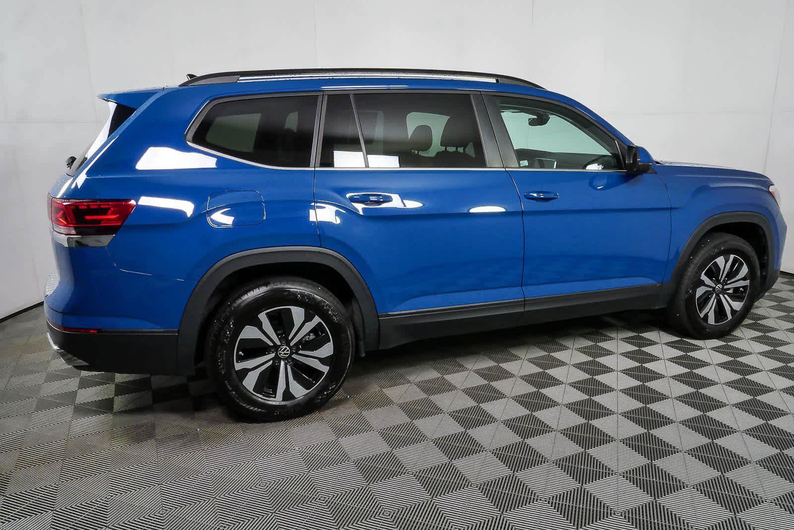 Certified 2025 Volkswagen Atlas SE FWD image 2