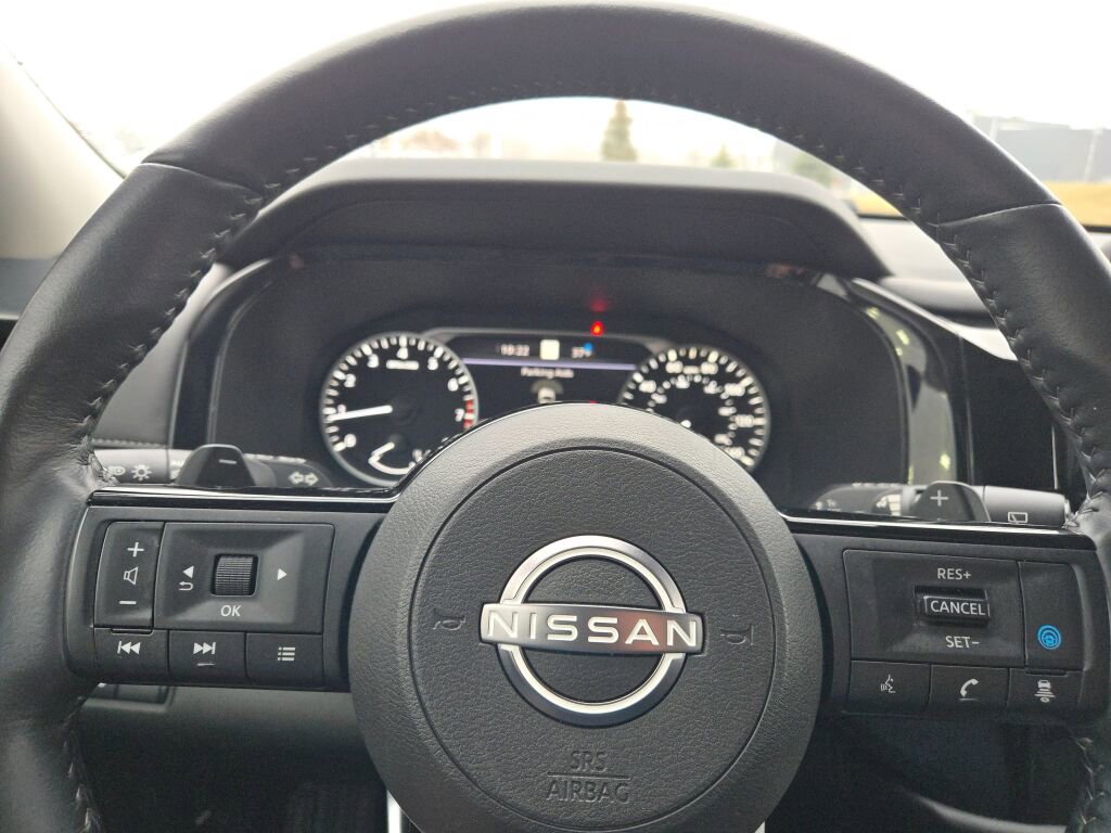 Used 2025 Nissan Pathfinder SL AWD/4WD image 32