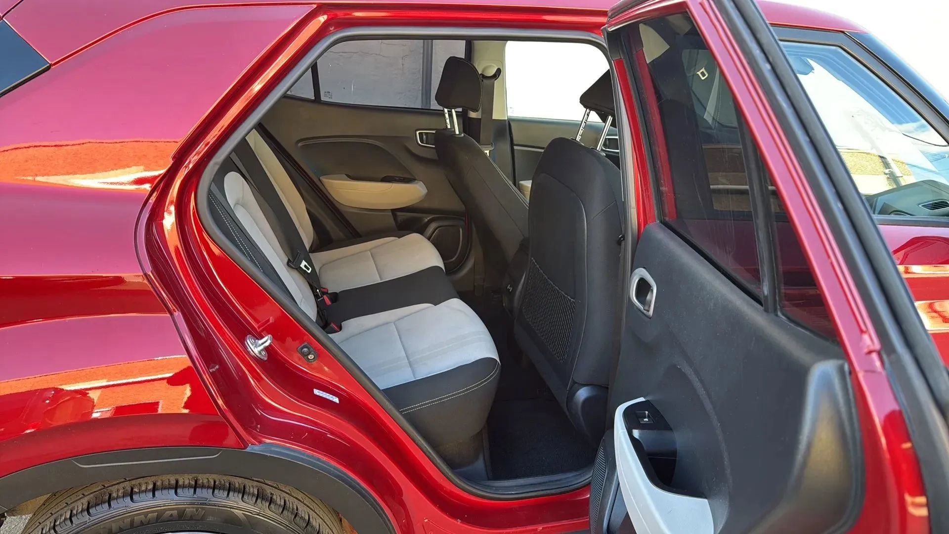 Used 2024 Hyundai Venue SEL image 25