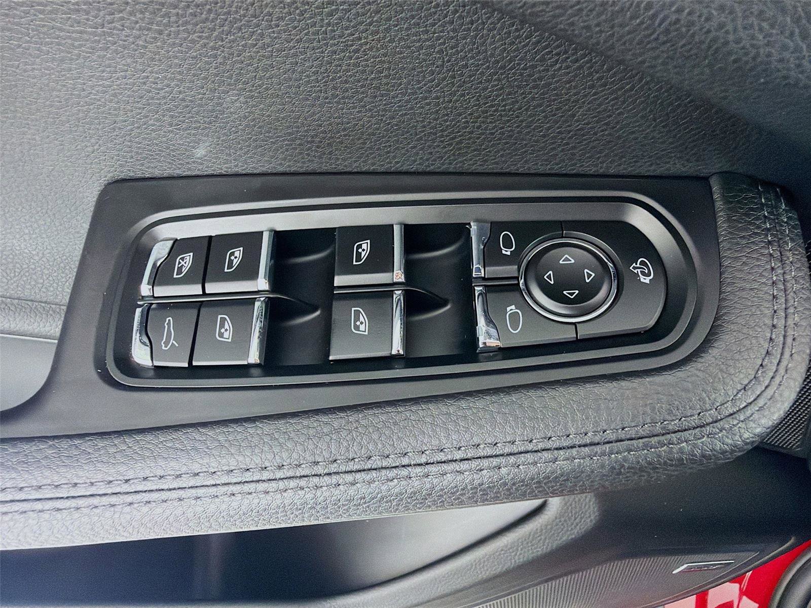 Certified 2023 Porsche Macan S AWD/4WD image 8