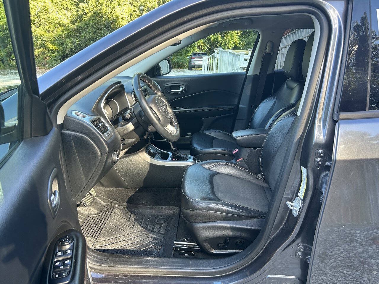 Used 2018 Jeep Compass Latitude w/ Popular Equipment Group AWD/4WD image 11
