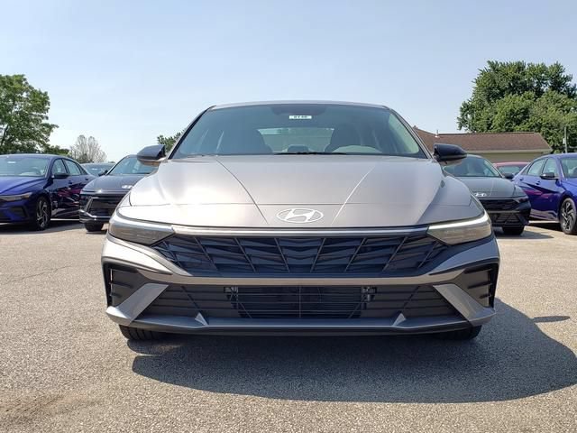 Used 2025 Hyundai Elantra SEL FWD image 2