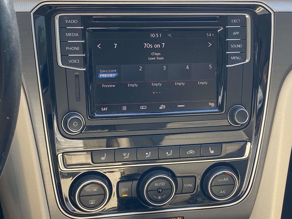 Used 2018 Volkswagen Passat 2.0T R-Line w/ R-Line Lighting Package image 23