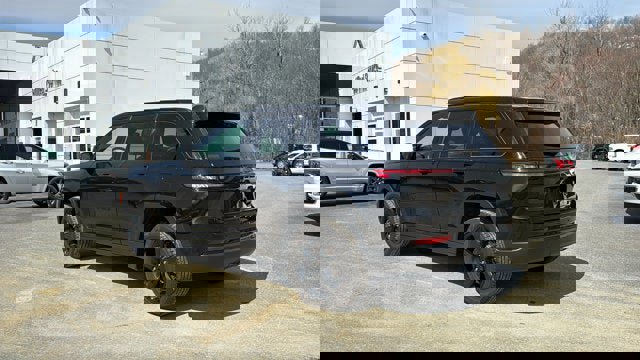 Certified 2024 Jeep Grand Cherokee Limited w/ Black Appearance Package AWD/4WD image 8