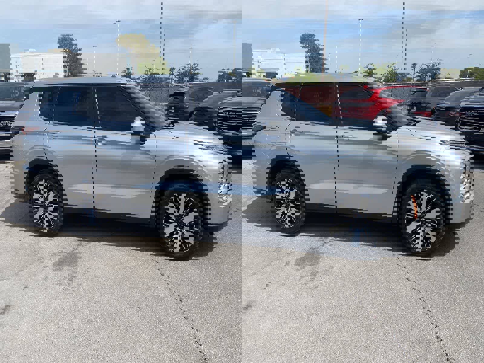 Used 2025 Mitsubishi Outlander SE image 4