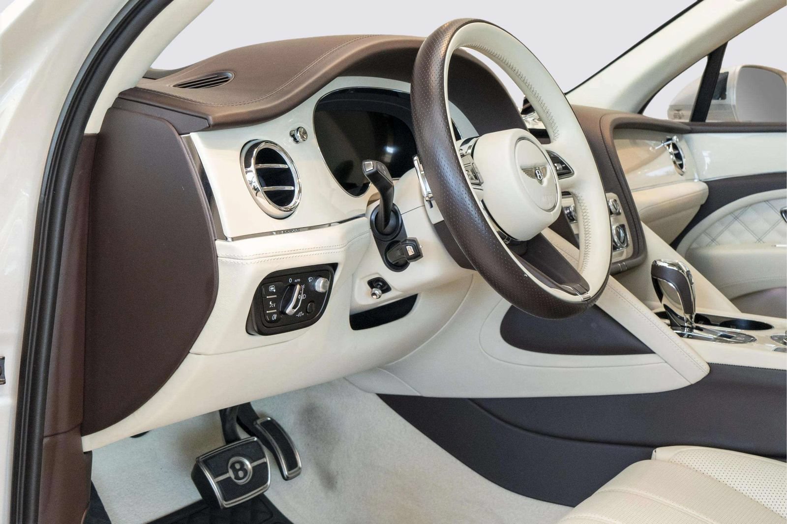 Used 2022 Bentley Bentayga AWD/4WD image 31