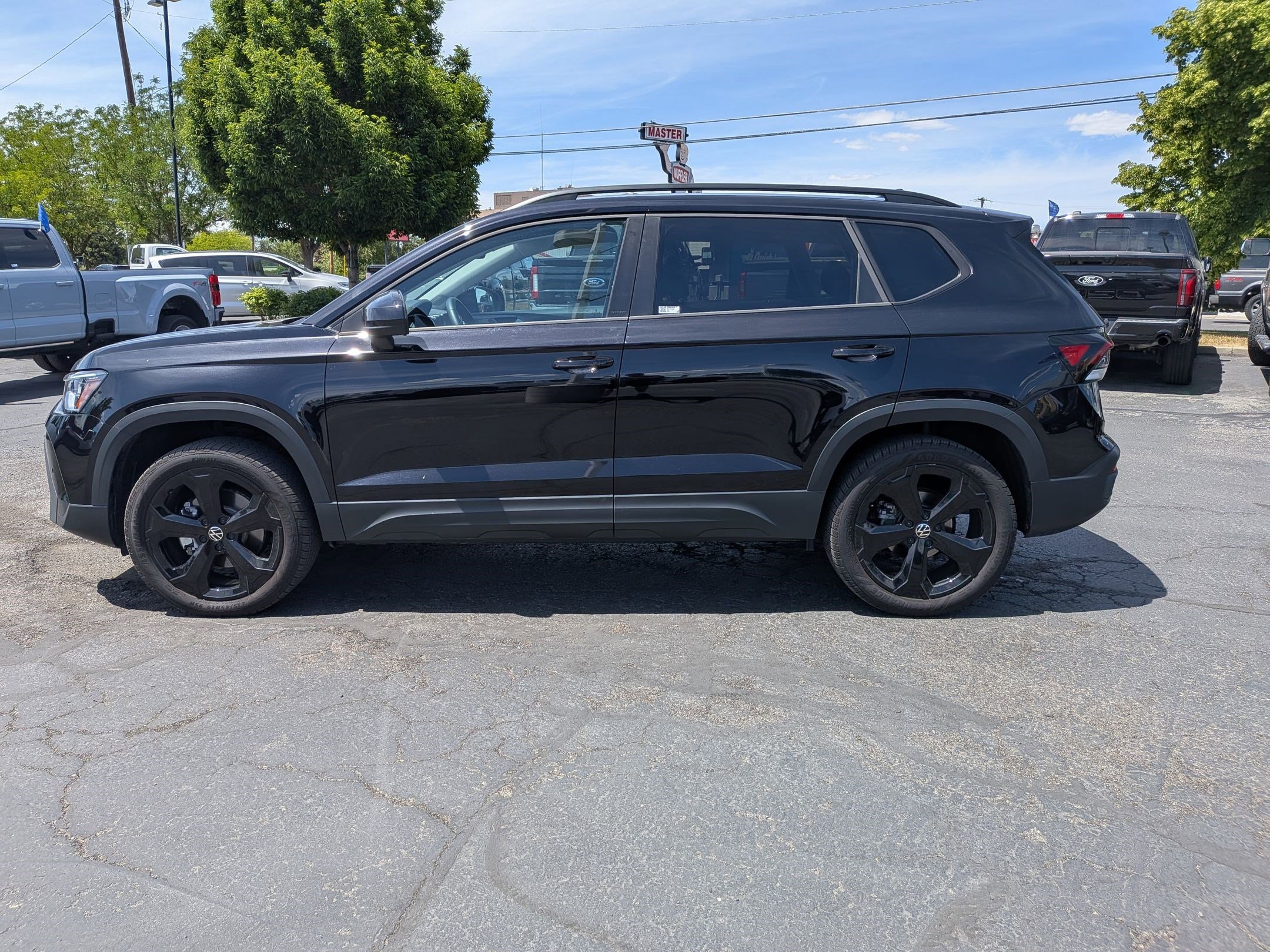 Used 2025 Volkswagen Taos SE AWD/4WD image 10