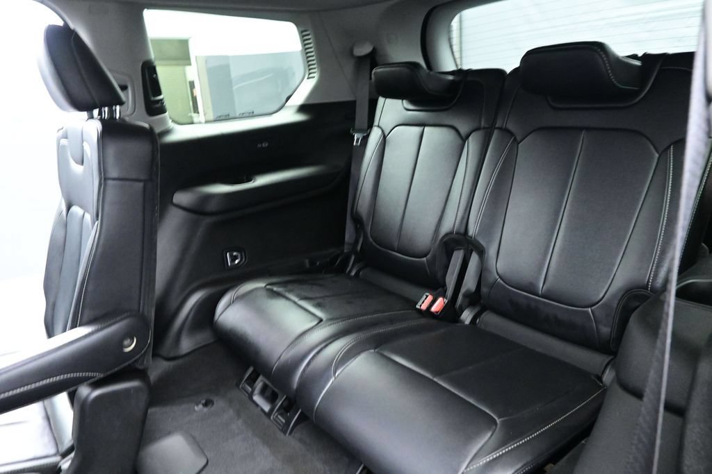 Used 2022 Jeep Grand Cherokee L Limited AWD/4WD image 17